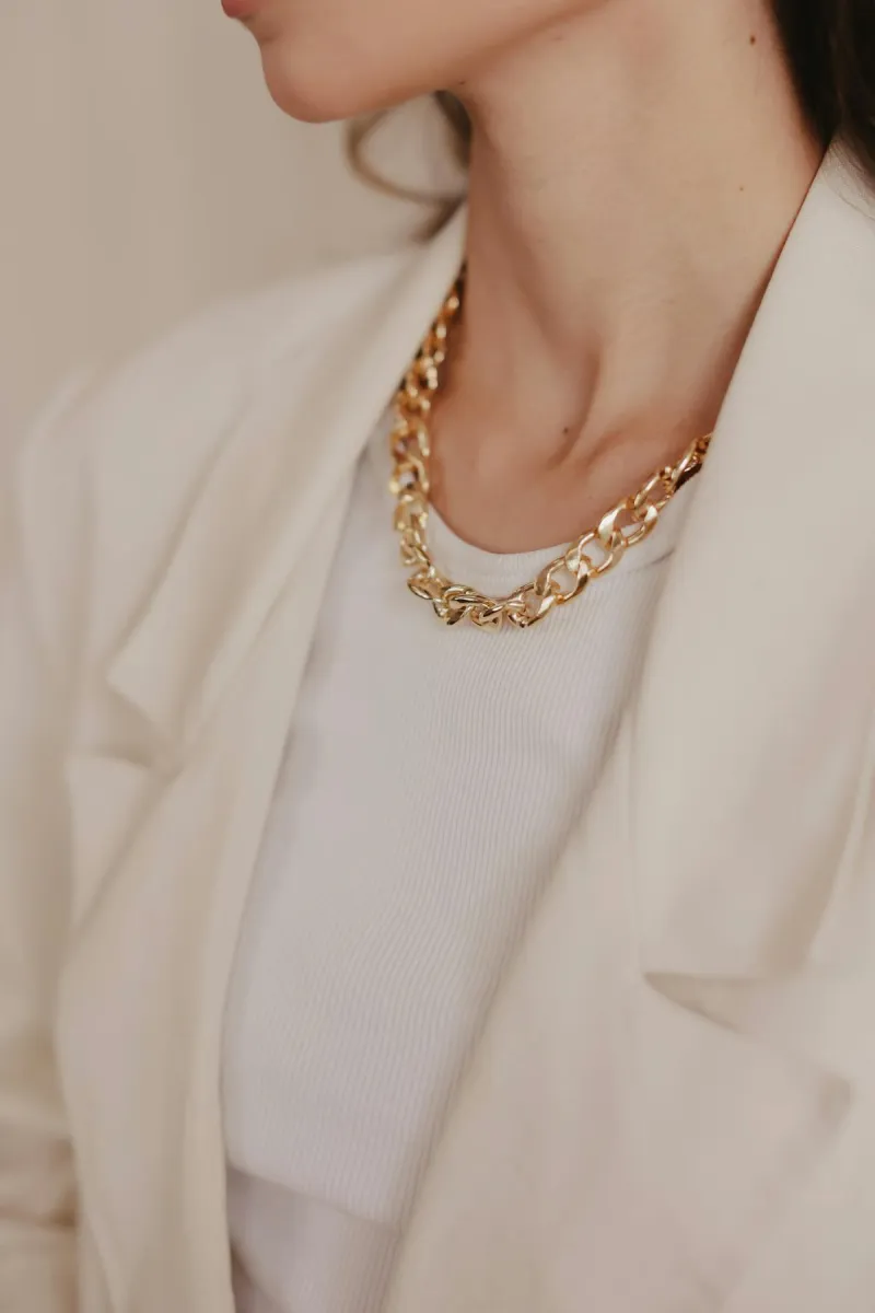 Minimalist gold necklace